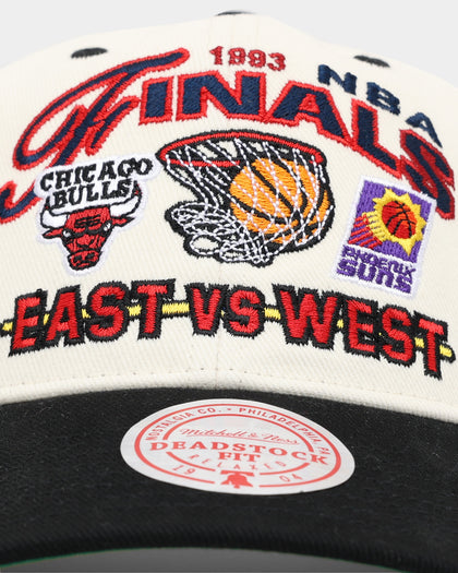 Mitchell & Ness Chicago Bulls 'Versus' Phoenix Suns Deadstock Snapback Off White/Black