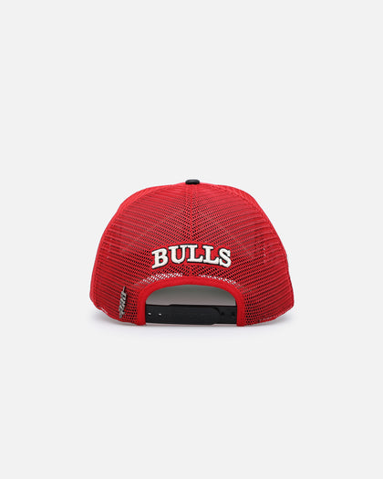 Pro Standard Chicago Bulls Chevron Pinch Front Trucker Snapback Red