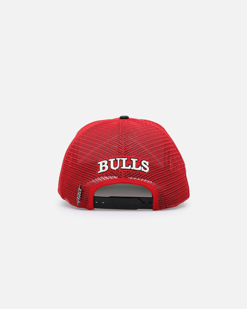 Pro Standard Chicago Bulls Chevron Pinch Front Trucker Snapback Red