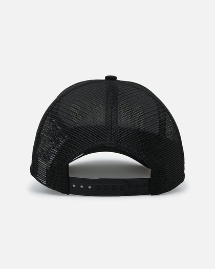 New Era Atlanta Braves 'Podium Pack' Pre-Curved Golfer Trucker Snapback Black/Metallic Gold