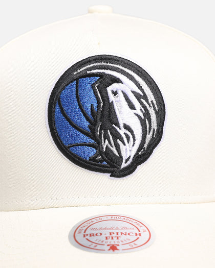 Mitchell & Ness Dallas Mavericks 'Upside Down Logo' Pro Pinch Snapback White