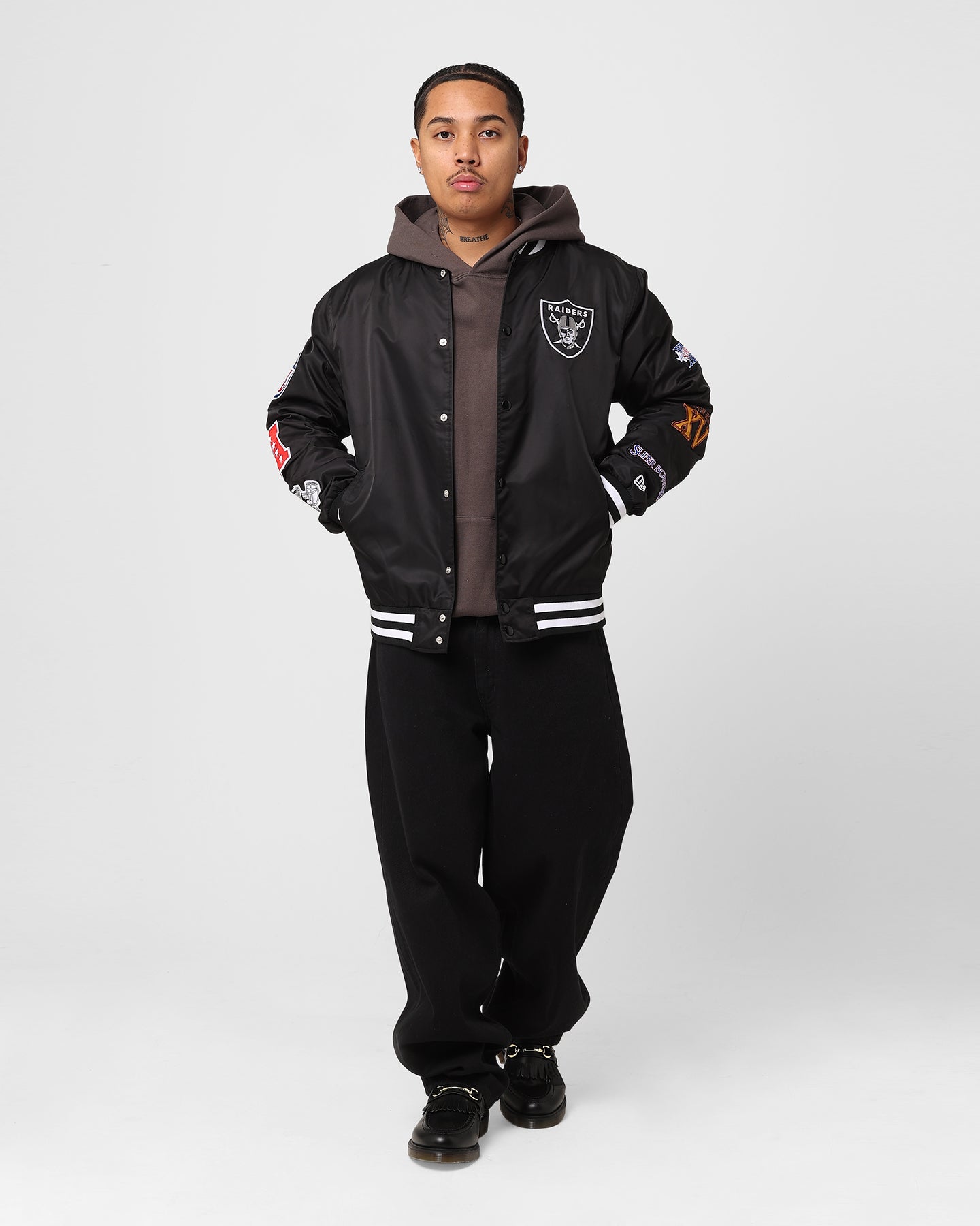 NEW ERA RAIDERS ジャケット ブラック New Era Las Vegas Raiders Nylon Varsity Jacket Black | Culture Kings