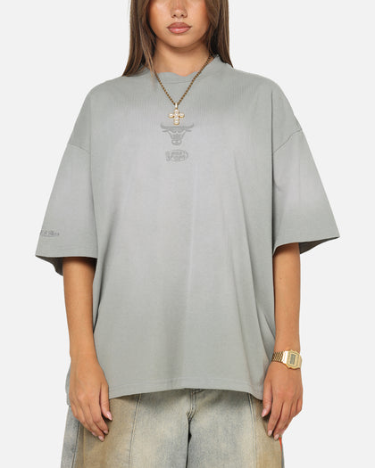 Mitchell & Ness Chicago Bulls Big Oversized Logo T-Shirt Neutral Grey