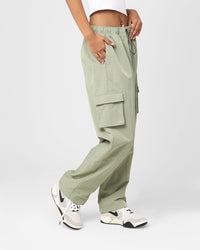 Nike Women's Sportswear Essential High-Rise Woven Cargo Pants Oil Green/Black