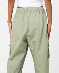 Nike Women's Sportswear Essential High-Rise Woven Cargo Pants Oil Green/Black