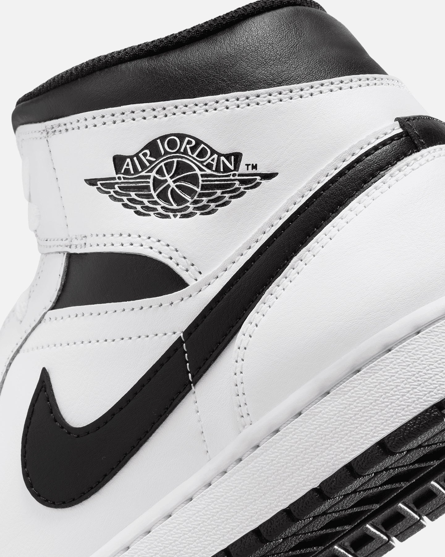 jordan retro 1 mid white black