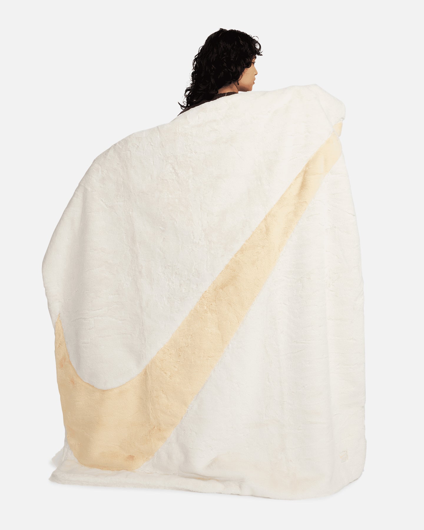 NIKE WMNS NSW FAUX FUR BLANKET KRMG NIKE WMNS NSW FAUX FUR BLANKET