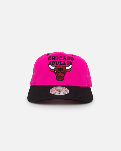 Mitchell & Ness Chicago Bulls Nylon Deadstock 2-Tone Snapback Neon Pink/Black