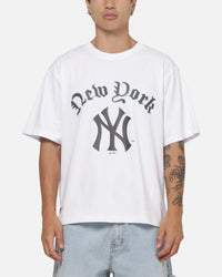 Majestic Athletic New York Yankees Blackletter Arch Cropped T-Shirt White