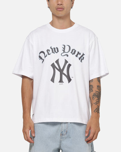 Majestic Athletic New York Yankees Blackletter Arch Cropped T-Shirt White