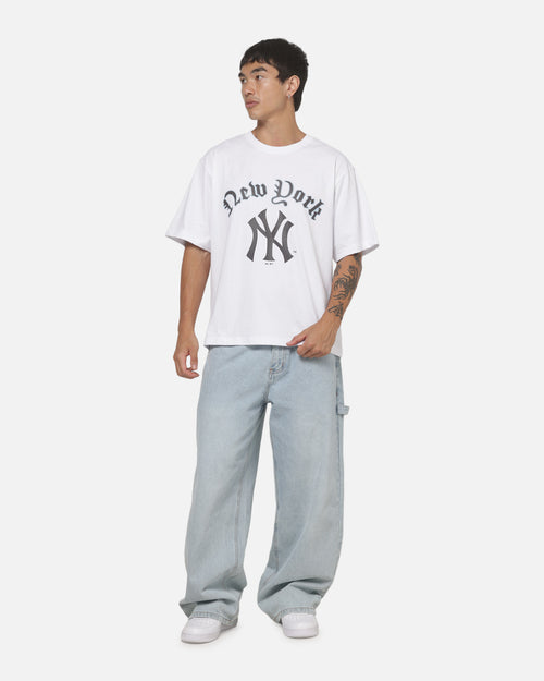 Majestic Athletic New York Yankees Blackletter Arch Cropped T-Shirt White