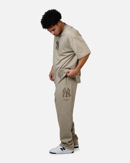 Pro Standard New York Yankees Wingspan T-Shirt Taupe