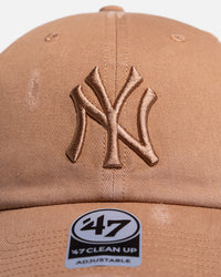 47 Brand New York Yankees 'Distressed Logo' 47 Clean Up Strapback Beige
