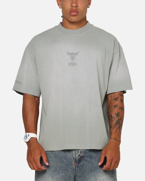 Mitchell & Ness Chicago Bulls Big Oversized Logo T-Shirt Neutral Grey