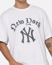 Majestic Athletic New York Yankees Blackletter Arch Cropped T-Shirt White