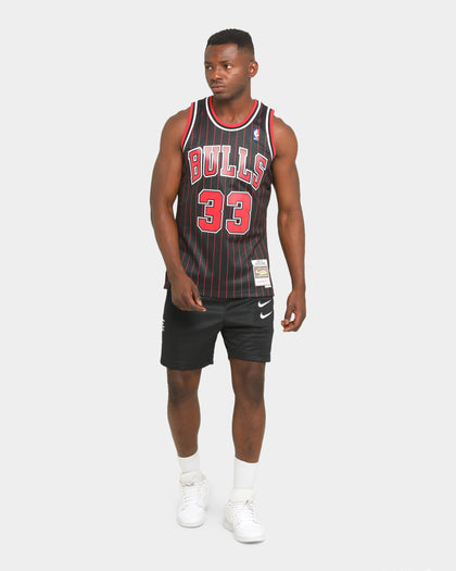 Mitchell & Ness Chicago Bulls Scottie Pippen '95-'96 #33 Swingman Jersey Black