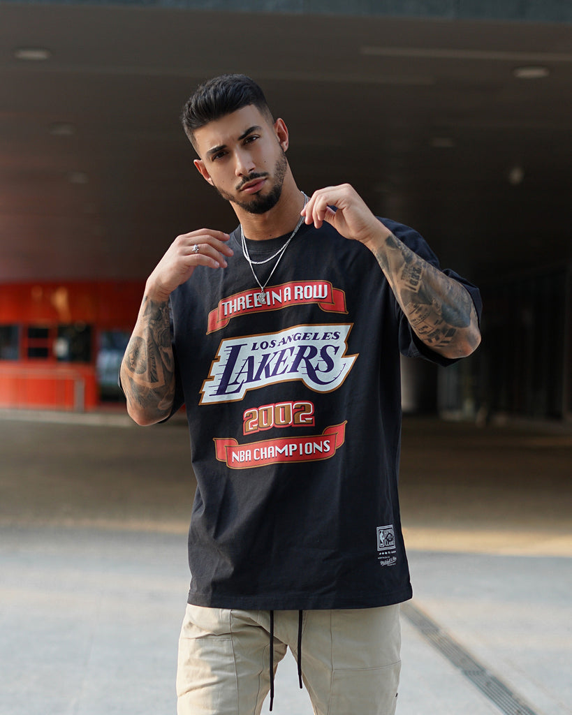 Mitchell & Ness Los Angeles Lakers 3-Peat T-Shirt Black | Culture Kings