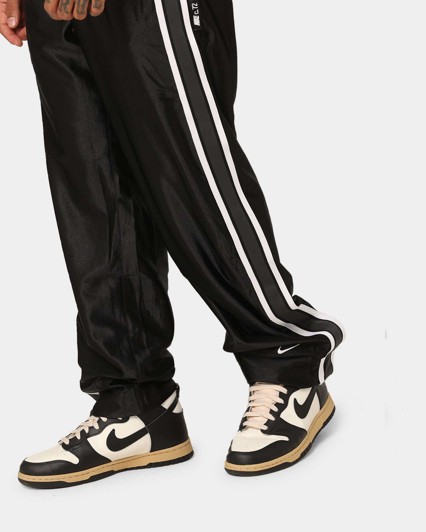 nike basketball retro print dye joggers in black