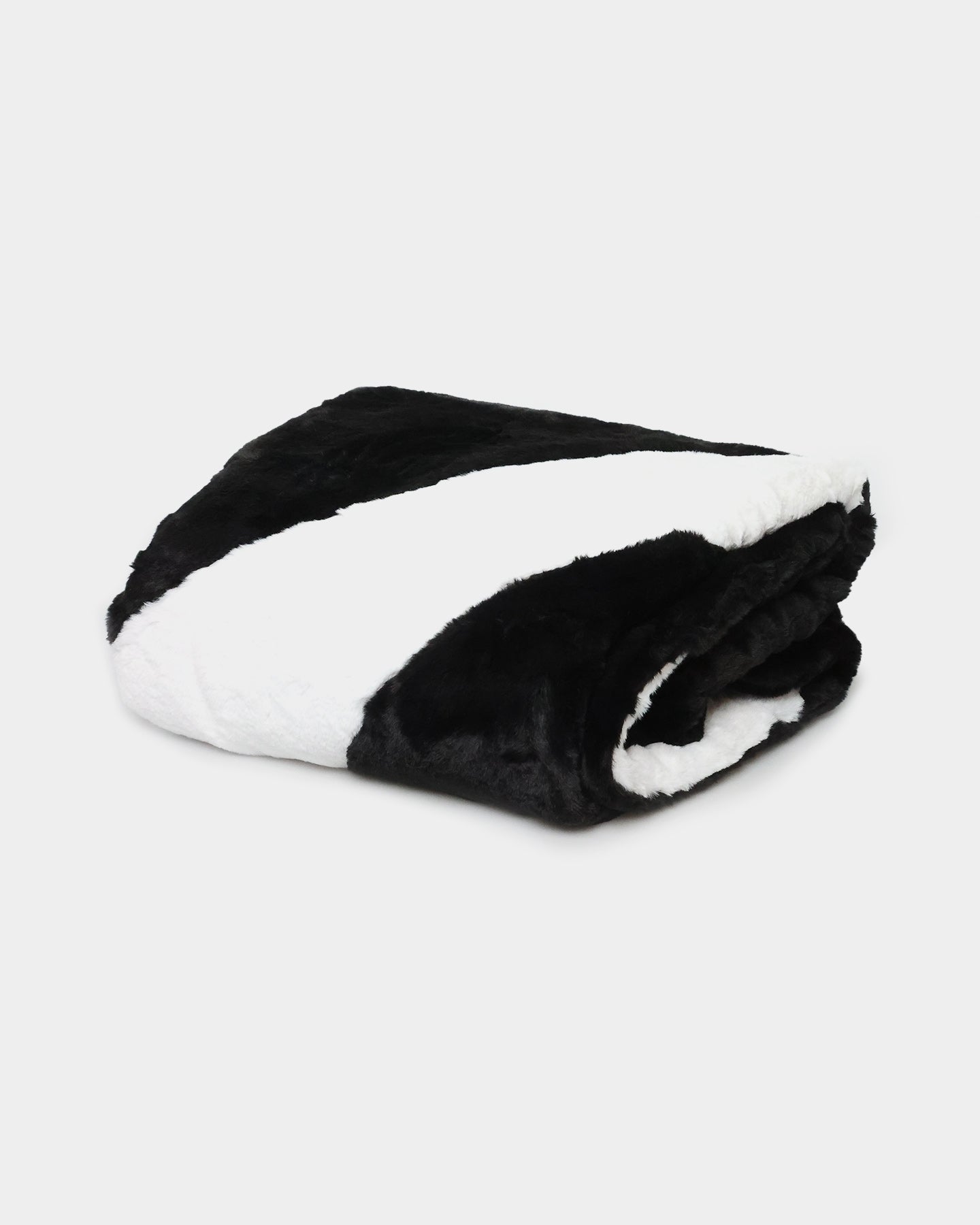 Nike Faux Fur Blanket Black/White | Culture Kings