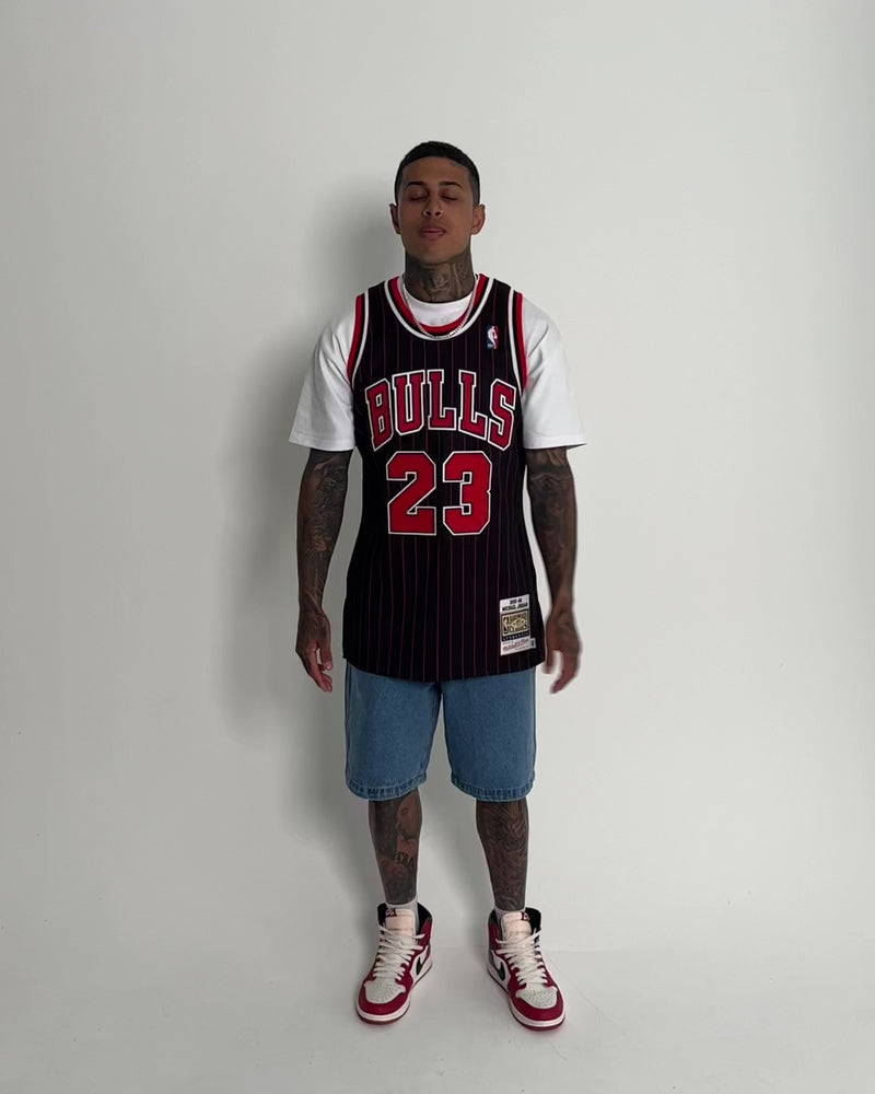 Chicago Bulls Michael Jordan Hardwood Classics Jersey - Michael Jordan -  Youth